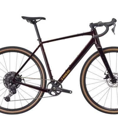 Bicicleta TREK preta com pneus castanhos e preto, guiador de estrada e travões de disco