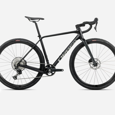 Bicicleta gravel preta com quadro Orbea e pneus largos