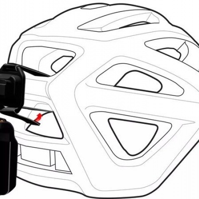 Capacete branco para bicicleta com dispositivos eletrónicos na parte traseira