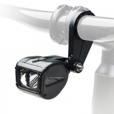 Luz dianteira preta para bicicleta com suporte montada no guiador branco