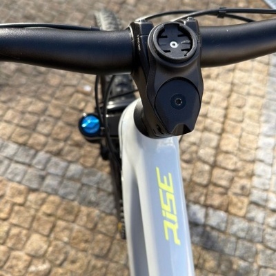 Guiador e quadro de bicicleta com nome RISE em cor cinza claro e amarelo