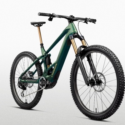 Bicicleta de montanha Orbea verde escuro com suspensão dianteira dourada e pneus grossos.