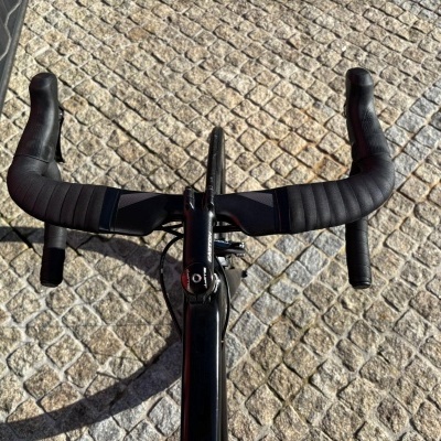 Guiador de bicicleta de estrada preto com espuma texturada e texto EASTON e ALUTHT no centro