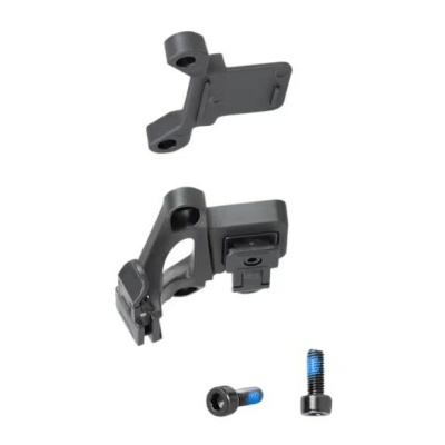 Peças mecânicas pretas e parafusos sobre fundo branco