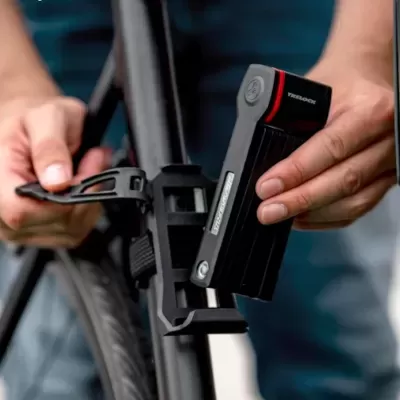Fechadura dobrável preta para bicicleta, com suporte montado no quadro da bicicleta