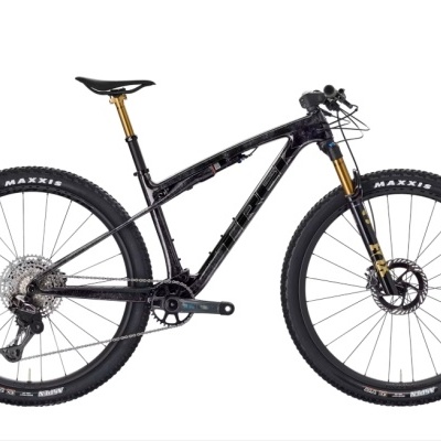 Bicicleta de montanha preta e dourada