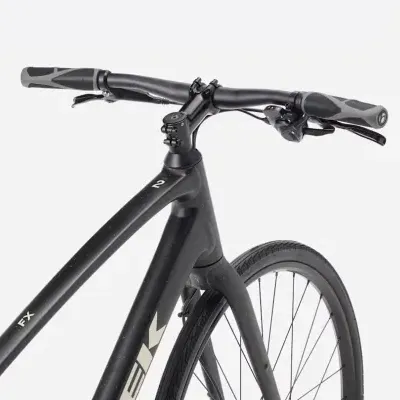 Bicicleta preta com guiador reto e quadro com texto FX 2