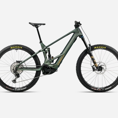 Bicicleta de montanha eléctrica Orbea verde escuro com pneus Maxxis e suspensão Fox.