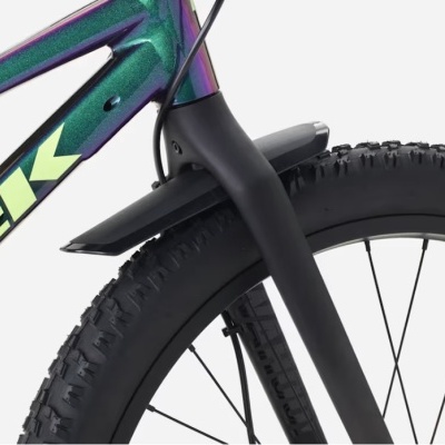 Roda dianteira de bicicleta TREK com pneu grosso e guarda-lamas preto