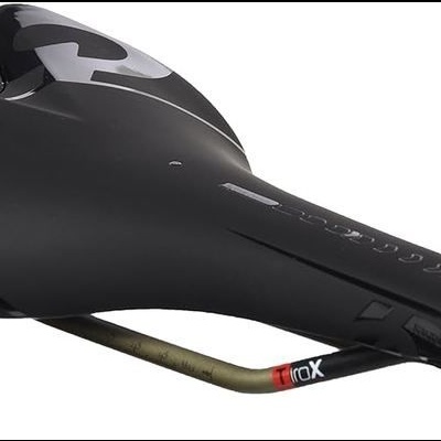 Selim de bicicleta preto com detalhes cinzentos e amarelos.