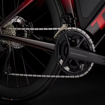 Sistema de transmissão de bicicleta com corrente, pedaleira Ultegra e roda traseira