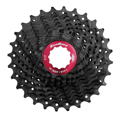 Roda dentada preta para bicicleta com centro vermelho e texto SunRace