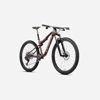Bicicleta de montanha Orbea castanha com suspensão e pneus pretos