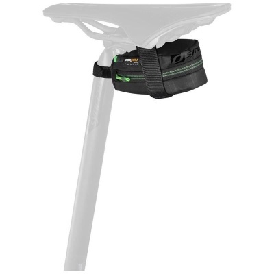 Bolsa preta pequena presa à haste do selim da bicicleta