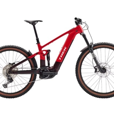 Bicicleta de montanha elétrica Trek vermelha e preta sobre fundo branco