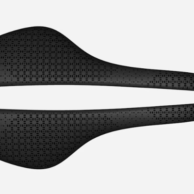Selim de bicicleta preto com textura perfurada e corte central alongado com texto 75SL