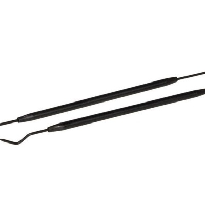 Duas ferramentas metálicas pretas com pontas curvas e em gancho.