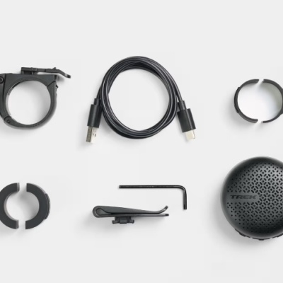 kit microfone de lapela preto e acessórios sobre fundo branco