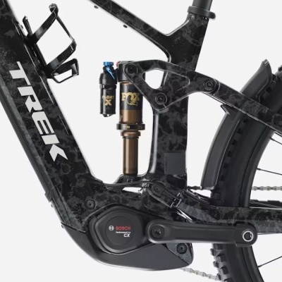 Quadro de bicicleta elétrica preta com suspensão FOX e motor Bosch