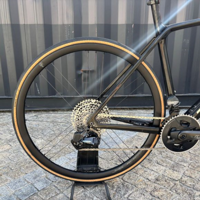 Roda traseira de bicicleta de estrada preta com placa Shimano e pedaleira FORCE