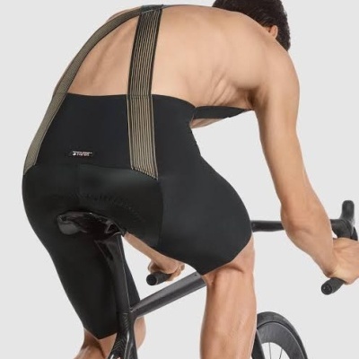 Calções de ciclismo pretos com alças largas cinza numa bicicleta preta