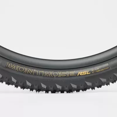 Pneu de bicicleta preto com inscrições amarelas Montrose RSL e Maxxis