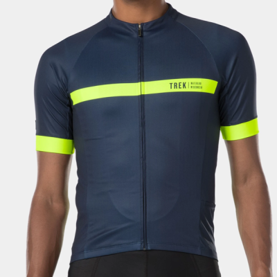 Camisola de ciclismo azul escura com faixa amarela fluorescente e texto TREK E BORN TO RIDE