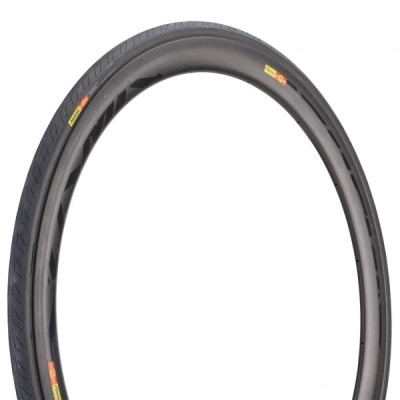 Pneu de bicicleta preto com padrão texturizado e etiquetas coloridas