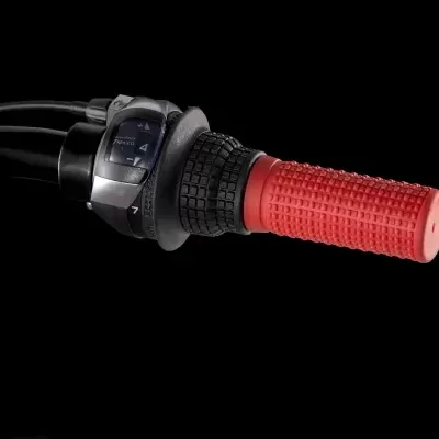 Punho de bicicleta vermelho com visor de velocidades e componentes metálicos