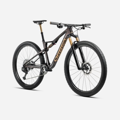 Bicicleta de montanha Orbea preta e dourada em fundo branco