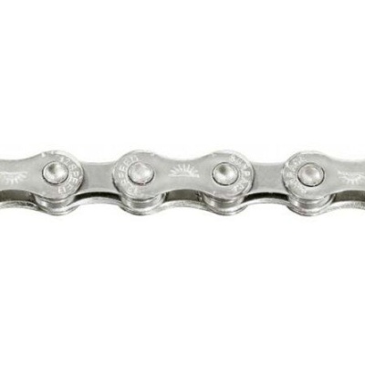 Corrente metálica de cinco elos articulados prateada sobre fundo branco