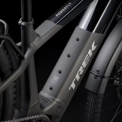 Parte do quadro e roda dianteira de bicicleta elétrica TREK com texto visível