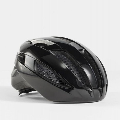 Capacete de bicicleta preto com abas aerodinâmicas e malha preta