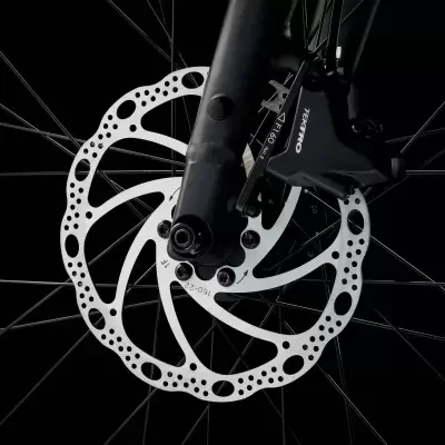 Disco de travão em roda de bicicleta preta com pinça de travão Giant.