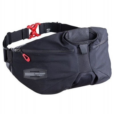 Cinto desportivo preto com fecho rápido vermelho e bolsa com zíper.