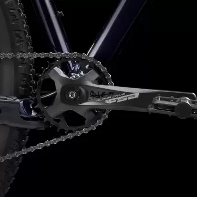 Pedaleiro de bicicleta preto e cinza com corrente e texto NXE 730