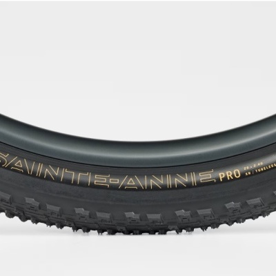 Pneu de bicicleta preto com texto dourado SAINTE-ANNE PRO