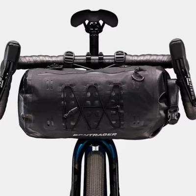 Sacola preta BONTRAGER fixada a guiador de bicicleta