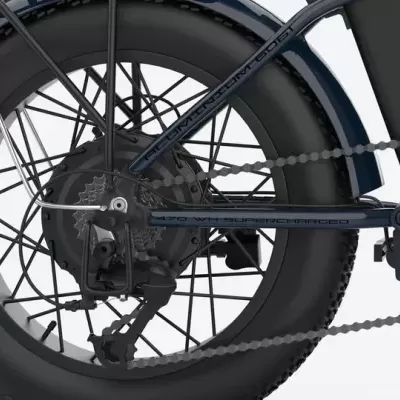 Roda traseira de bicicleta elétrica azul escura com pneu grosso e motor.