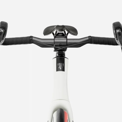 Guiador de bicicleta de estrada preto com fita preta e manetes com texto, estrutura branca com logótipo