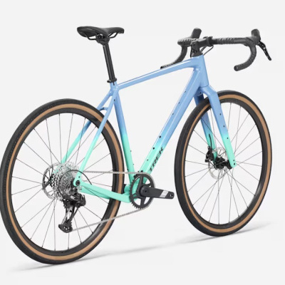 Bicicleta de estrada azul e verde com pneus castanhos e selim preto.