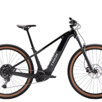 Bicicleta elétrica de montanha preta com pneus castanhos e suspensão dianteira