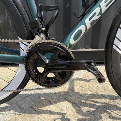 Quadro de bicicleta ORBEA azul esverdeado com componentes Shimano 105 e roda branca e preta