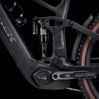 Detalhe de bicicleta elétrica Trek preta com motor Bosch e suspensão RockShox.