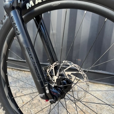 Roda de bicicleta com pneu Maxxis preto e garfo preto