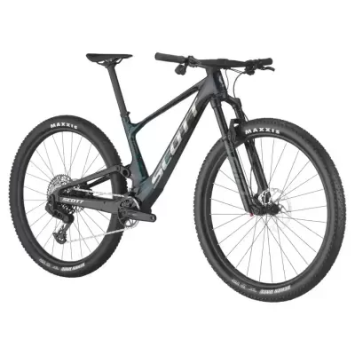 Bicicleta de montanha preta Scott com pneus Maxxis em fundo branco