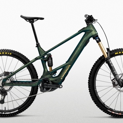 Bicicleta de montanha elétrica Orbea verde metálico com pneus Maxxis e suspensão Fox
