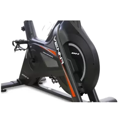 Bicicleta estática preta com detalhes laranja e branco e textos VEIN1D, BH e Smart Cycling System