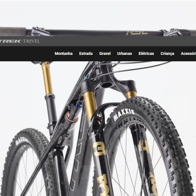 Bicicleta de montanha preta com detalhes dourados e pneus Maxxis