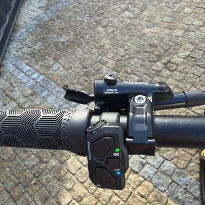 Punho de guiador de bicicleta preto com comandos Shimano